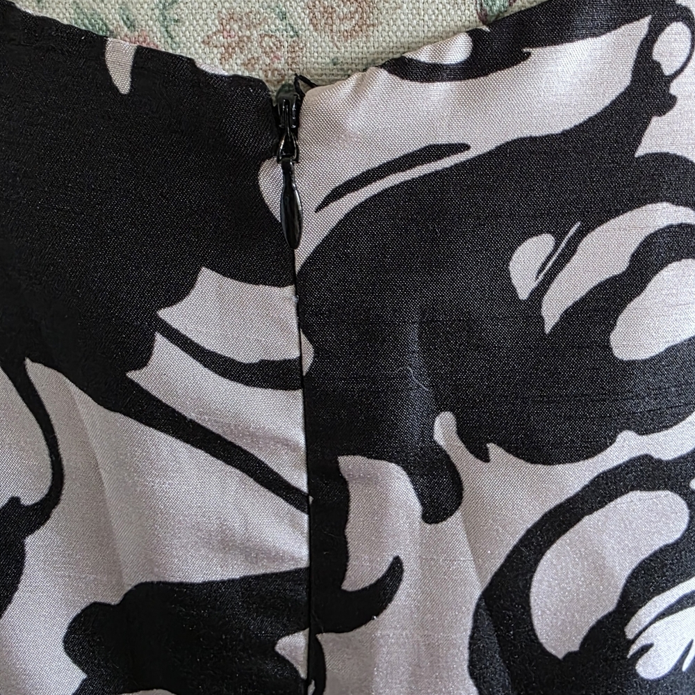 TAYLOR Elegant Black and White Floral Dress SIZE 12 - Picture 7 of 10